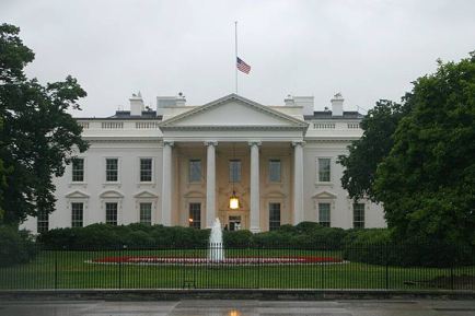 flag-at-half-mast-over-white-house-reagans-death6-5-2004-cr-mike-lynaugh.jpg